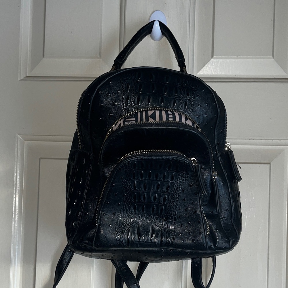 Chic Black Crocodile-Patterned Backpack - image 4
